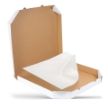 Papier pod pizzę w formacie 260x260 mm, biały, umieszczony w otwartej kartonowej pudełku na pizzę. Widoczny jest fragment papieru, który jest gładki i lekko przezroczysty. Pudełko ma brązowe ścianki wewnętrzne i białe zewnętrzne.