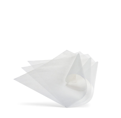 Papier pod pizzę o wymiarach 400x400 mm w kolorze białym, złożony w kilka warstw. Materiał lekki i półprzezroczysty, idealny do pieczenia. Widoczny na białym tle, w pozycji leżącej, z wyraźnymi krawędziami i teksturą. Opakowanie 5 kg.