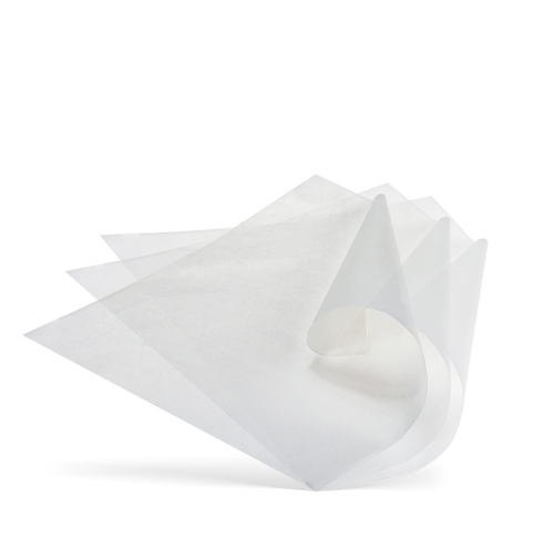Papier pod pizzę w formacie 500x500 mm, biały, o wadze 5 kg. Złożony w kilku warstwach, z widoczną teksturą, idealny do pieczenia i serwowania pizzy. Produkt na białym tle, w pozycji leżącej, z delikatnym połyskiem.