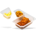 Pojemnik do zgrzewu DUAL CORNER FREE METROOMILK w kształcie prostokąta, biały, z trzema komorami. W jednej komorze kawałki panierowanego fileta, w drugiej przyprawione kawałki ziemniaków, a w trzeciej plasterki cytryny. Wymiary: 227x178x50 mm.