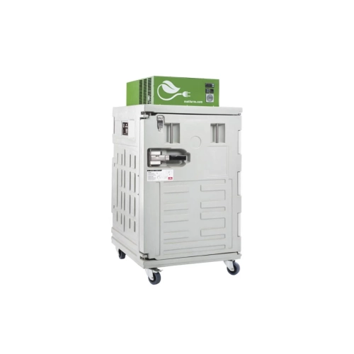 Kontener chłodniczy KOALA GREEN 370, z własnym zasilaniem, stojący na kółkach. Szary kolor, widoczny panel sterujący i logo na zielonym tle u góry. Drzwi z zamkiem i uchwytem z przodu. Idealny do transportu i przechowywania produktów.