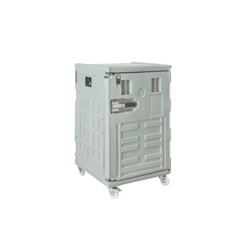 Kontener Chłodniczy CARGO 370 w kolorze szarym, z zamknięciem na kluczyk, kółkami do transportu, o prostokątnym kształcie, z wyraźnymi rowkami na bokach. Ujęcie z boku, frontalne, produkt stojący.