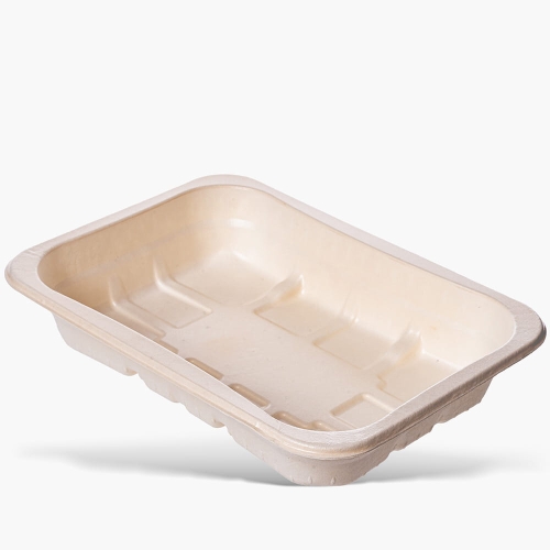 Pojemnik z pulpy me.Organic o wymiarach 250x180x45 mm, wykonany z ekologicznego materiału pulpowego. Ma prostokątny kształt, jasną, naturalną barwę i gładką fakturę. Ułożony na lekko pochylonym tle, ukazuje wnętrze bez zdobień.