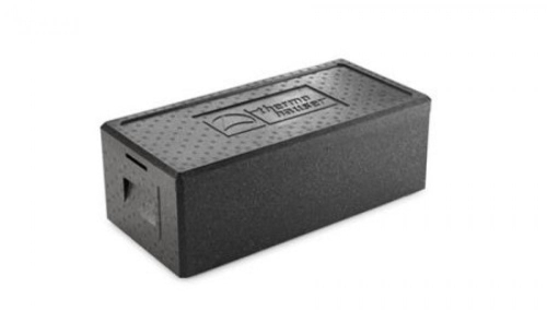 Czarny termo-box o prostokątnym kształcie, wykonany z materiału izolacyjnego. Posiada płaskie wieczko z wytłoczonym logo. Widoczny otwór wentylacyjny z boku, produkt ustawiony poziomo na jednolitym tle. Idealny do przechowywania jedzenia.