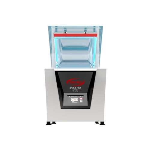 Pakowarka próżniowa IDEA HI LINE 32 w kolorze srebrnym, z przezroczystą pokrywą otwieraną do góry. Na froncie widoczny panel sterujący z logo, wyświetlaczem i przyciskami. Produkt stoi na czterech nóżkach, gotowy do użycia.