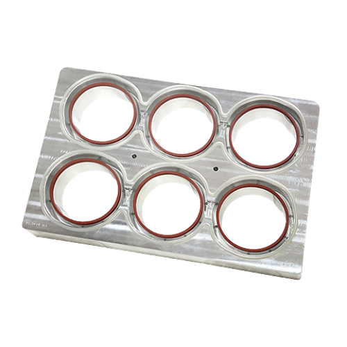 Matryca do maszyny MISKI z sześcioma wgłębieniami, wykonana z metalu, z czerwonymi pierścieniami wokół otworów. Produkt leży na płaskiej powierzchni, widoczny z góry, z detalami konstrukcji i wyraźnymi otworami.