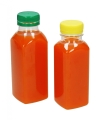 Butelka PET o pojemności 250 ml, w dwóch wariantach: z zieloną i żółtą zakrętką. Transparentne, prostokątne butelki wypełnione pomarańczowym płynem, stojące obok siebie na białym tle. Idealne do napojów.