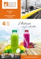 Butelka PET o pojemności 475 ml, stojąca na drewnianym stole, obok świeżych owoców, z zielonymi i różowymi smoothie. Widoczny napis Zdrowie aż po zakrętkę. Produkt w kontekście prezentacji zdrowych napojów. 140 sztuk w opakowaniu.