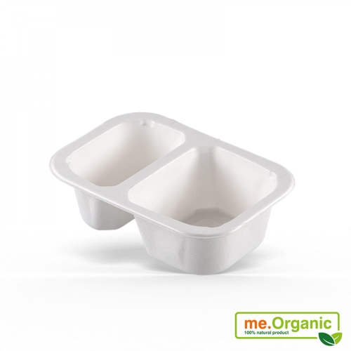 Biodegradowalne pojemniki z pulpy me.Organic w kolorze białym, z dwoma komorami, o wymiarach 161x111x47 mm i pojemności 350 ml. Widoczne logo me.Organic. Opakowanie zawiera 100 sztuk.