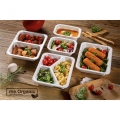 Opakowanie do zgrzewu me.Organic DIAMOND BLUE w kolorze białym, wykonane z pulpy i PP, przedstawia pięć podzielonych pojemników z jedzeniem: sałatką, klopsikami, zupą oraz makaronem, na drewnianym blacie. Widoczne logo me.Organic.